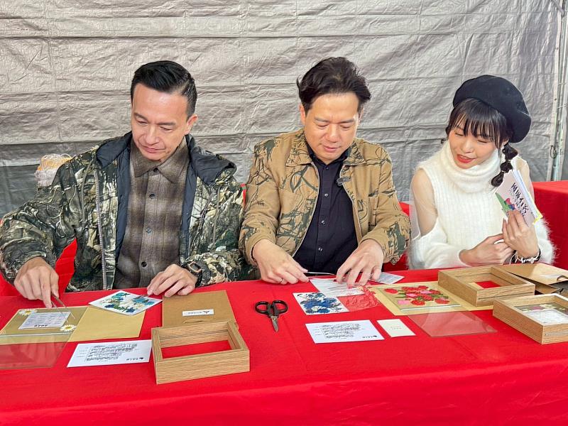 副市長邱臣遠與客家一哥小鐘共同體驗押花畫框DIY。