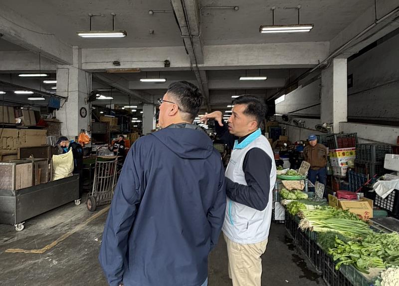 產發處長嚴翊琦至果菜市場視察現況。