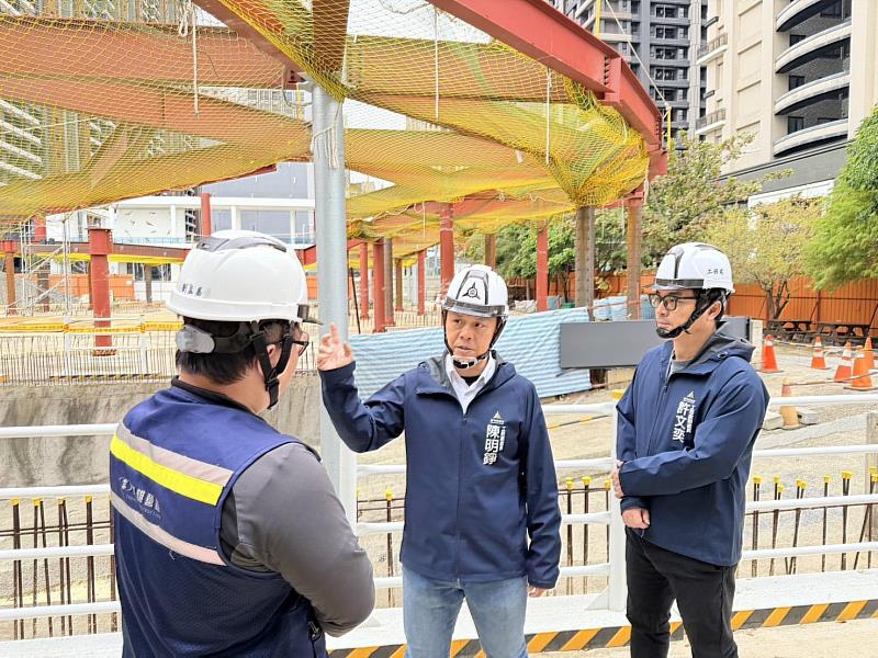 工務處長陳明錚與副處長許文奕前往關埔國小體育館四期等3處在建工程勘查。