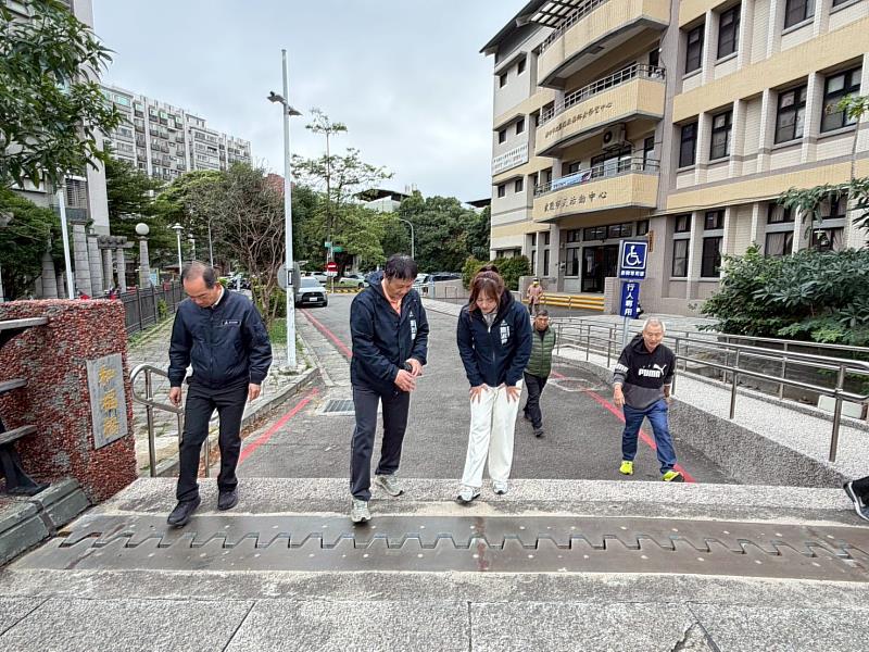 民政處長施淑婷偕同區長，實地巡視轄內各里。