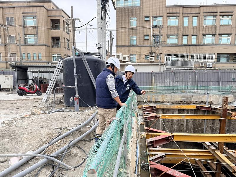 都發處長蘇文彬至進行中的建案工地進行視察。
