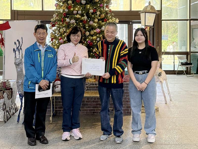 中國科大郭小喬副學務長(左2)代表致贈愛心捐款給愛恆啟能中心代表賴組長(右2)。(照片/校方提供)
