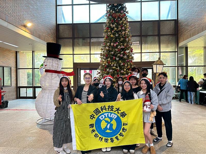 中國科大觀管系何秀菊老師指導餐飲學藝社共襄盛舉做愛心。（照片/校方提供）