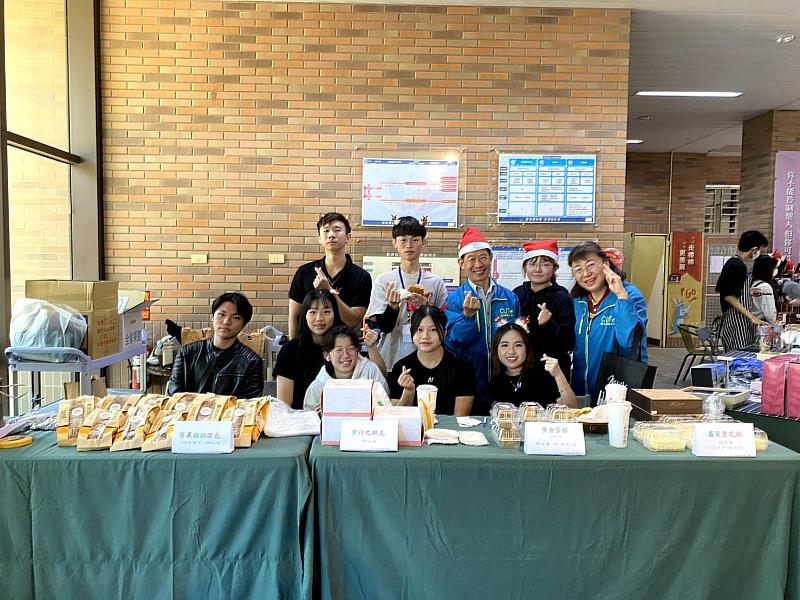 中國科大日新樓中庭傳遞幸福愛心義賣攤位。(照片/校方提供)