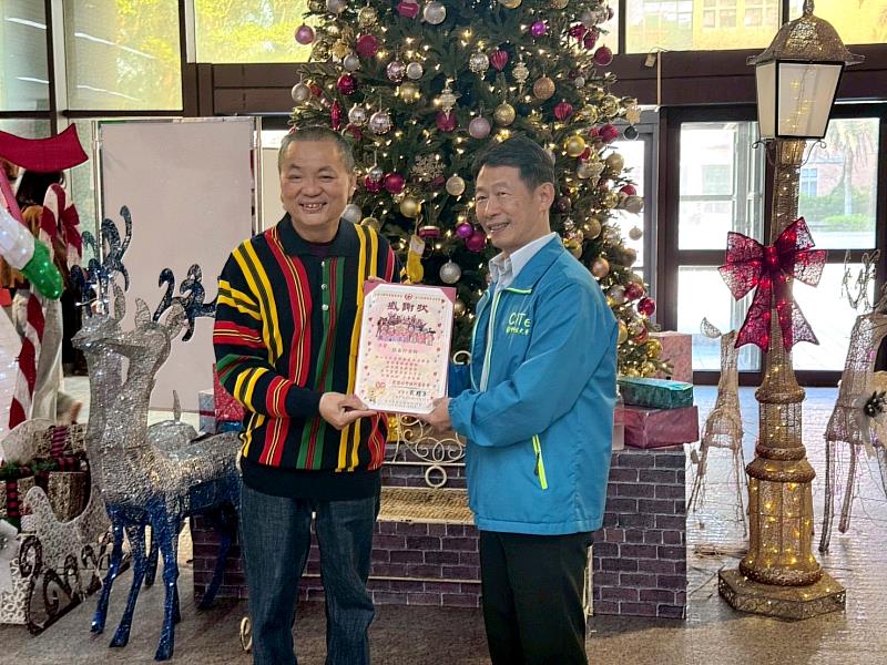 愛恆啟能中心代表賴組長（左）致贈感謝狀給中國科大觀管系張金印副主任。（照片/校方提供）