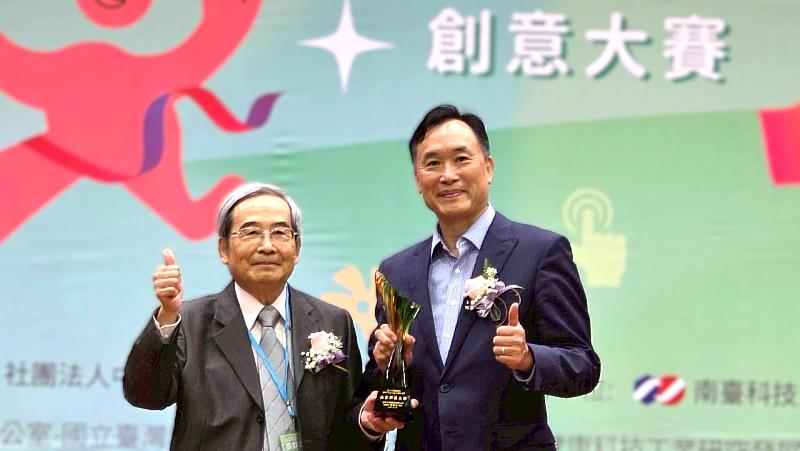 盛群暨中華倍創STEAM教育發展協會理事長張治（左）致贈感謝座予南臺科大校長黃能富（右），感謝電子系連續6屆承辦大賽。