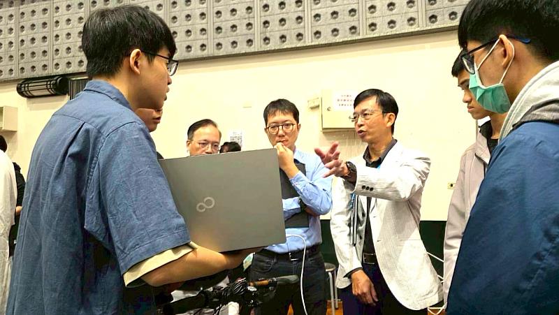 評審老師分組評分聆聽學生介紹與學生團隊互動。