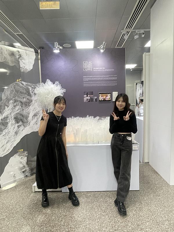 臺科大設計系學生劉宥希（左）和陳虹菱（右）在唐玄輝、鄭洪和賴忠平3位老師的指導下，以作品《留逝》榮獲紅點設計概念獎。