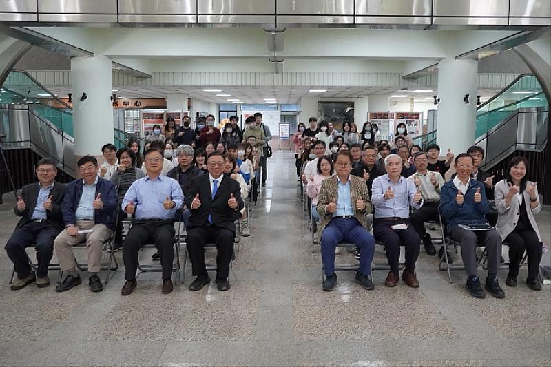中華大學舉辦高教深耕成果展，師生與貴賓齊聚合影，共同見證教育深耕的亮眼成果。