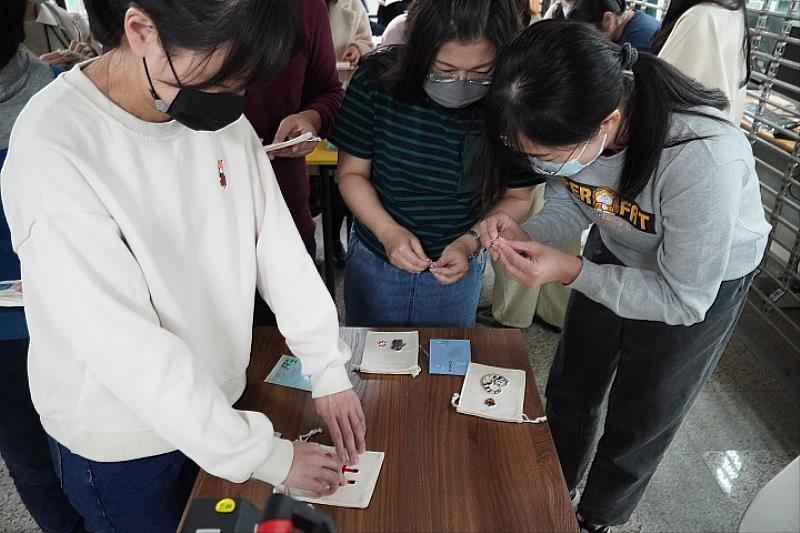 燙布貼DIY工作坊現場熱鬧非凡，師生動手創作，體驗高教深耕計畫帶來的創意與互動。