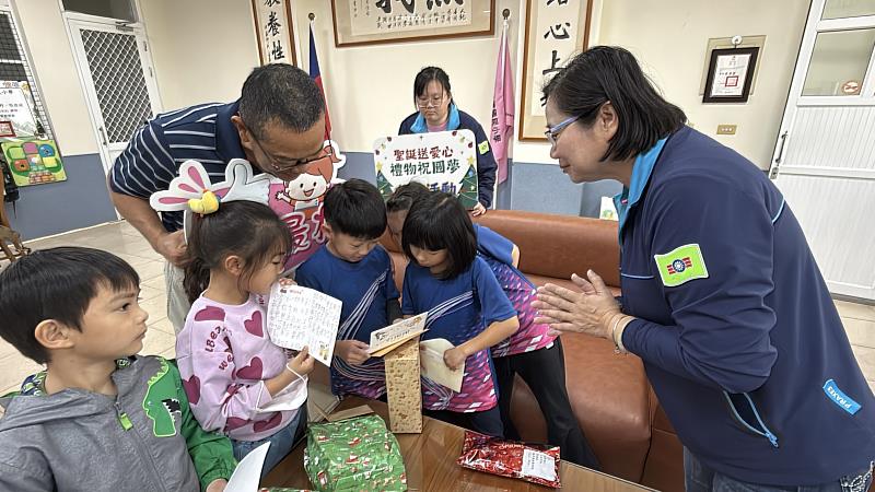 救國團臺南市團委會「聖誕佳節暖童心 送愛不缺席」公益活動