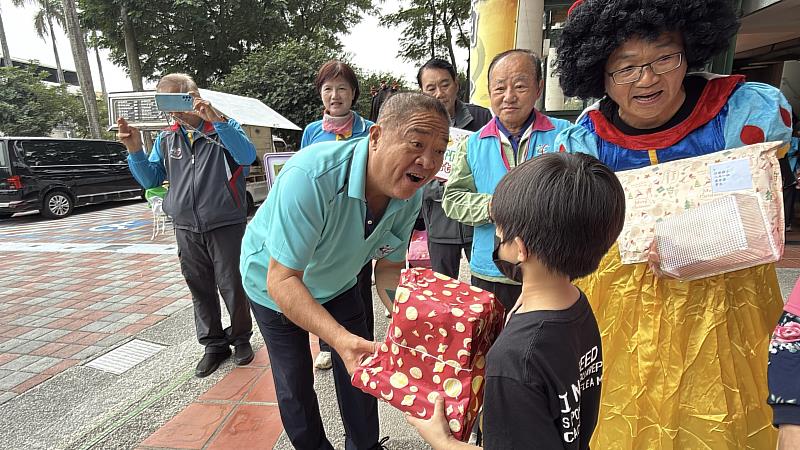 救國團臺南市團委會「聖誕佳節暖童心 送愛不缺席」公益活動