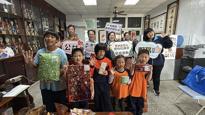 救國團臺南市團委會「聖誕佳節暖童心 送愛不缺席」公益活動