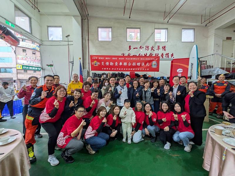 捐贈者及遠雄人壽茂盛營業處人員與消防局長陳崇岳合影。