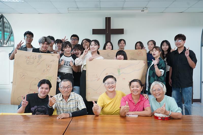 南大戲劇創作與應用學系王婉容教授（正中間者）以社區劇場為核心，引導學生走入社區進行田野與創作，將地方議題轉化為戲劇展演，深化文化參與。