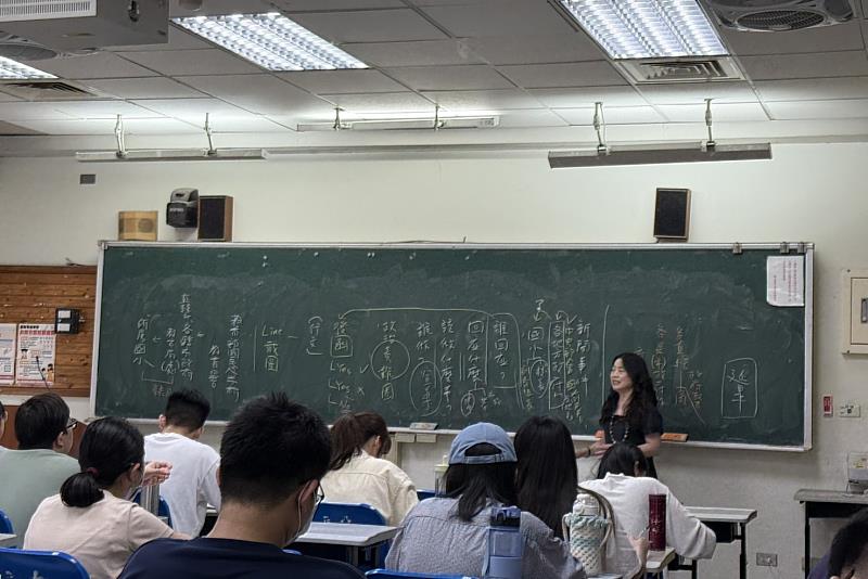 南大教育學系姜麗娟教授以案例導向重構「公文與文書處理」課程，結合真實教育行政情境，提升師資生實務判斷與公文撰擬能力。