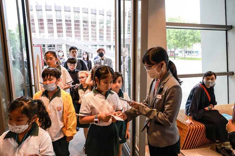 屏東縣恆春鄉恆春國民小學師生參與「愛．樂 無限」公益賞樂計畫，於屏東演藝廳完成驗票入場，欣賞國臺交樂季音樂會，實際體驗專業表演藝術現場。