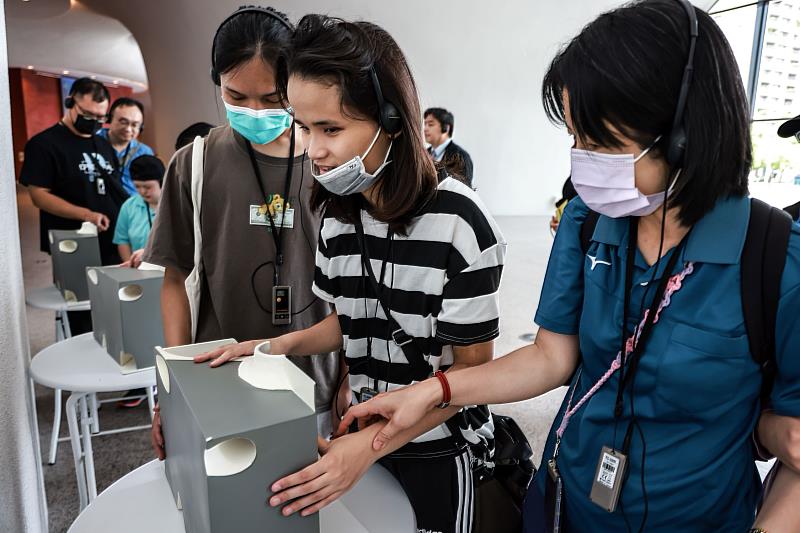 臺中市立啟明學校師生參與「愛．樂 無限」公益賞樂計畫，於臺中國家歌劇院進行口述影像導覽，透過輔具觸摸與感官引導，認識劇場建築特色與空間機能，體驗友善近用的表演藝術環境。