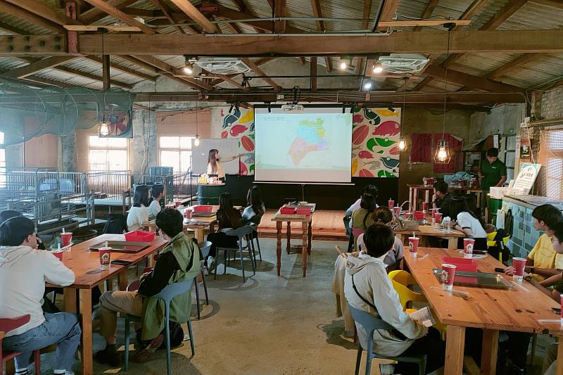 篤加國小李思潔老師介紹七股在地環境與濕地生態，帶領南大學生認識產業與生態共存的樣貌。