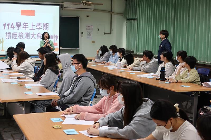 崑山國小校長王文玲與南大師資生交流，勉勵並肯定其投入教育實務的用心。