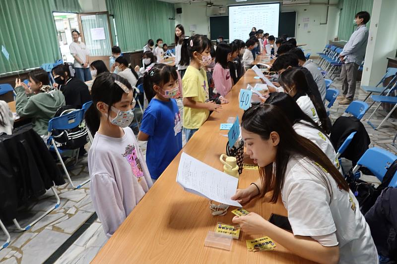 南大師資生走入校園現場,擔任崑山國小全校讀經檢測主考官,實踐教學專業。