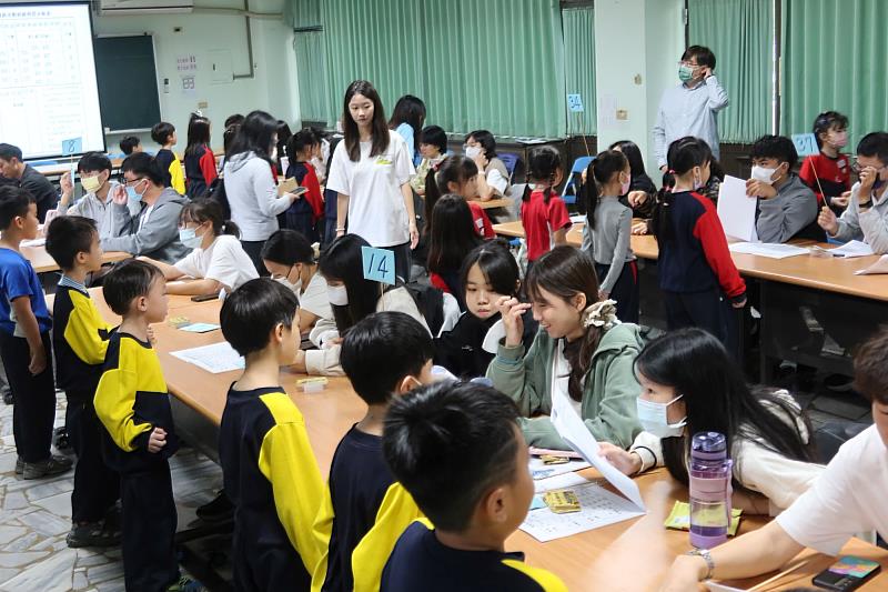 南大師資生協助崑山國小辦理全校讀經檢測，累積第一線教育實務經驗。