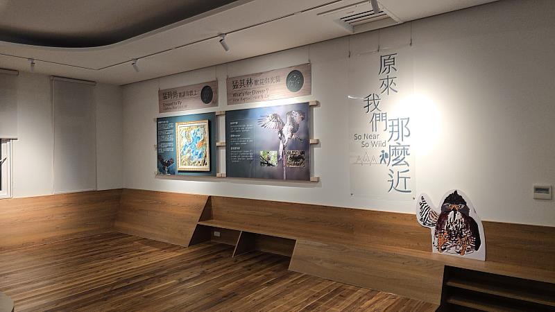 展場周圍座位上插圖讓來訪民眾在伸腳休息時，也可以與生動活潑猛禽合影留念。