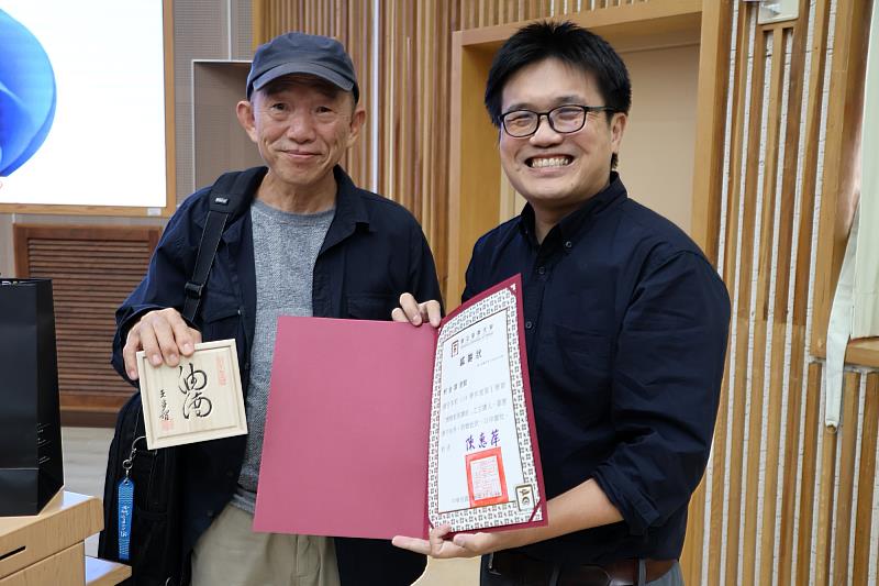 南大博雅講座授課教師吳明錡頒發感謝狀，感謝柯金源導演蒞校分享。