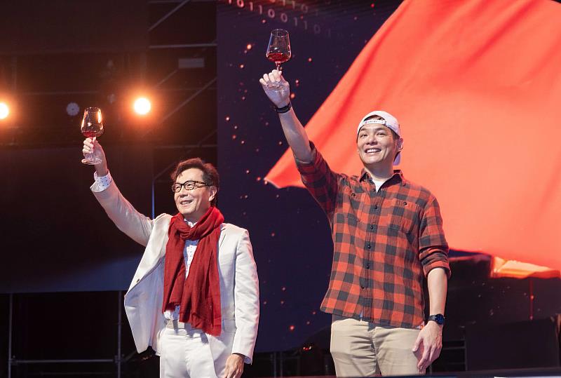 台灣大哥大2025年終餐會上,董事長蔡明忠與總經理林之晨於台上舉杯,祝福全體同仁「馬年馬到成功」,並準備總額超過千萬元的獎金紅包,犒賞同仁。