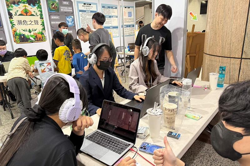 南大數位系畢業專題成果展結合互動展示，讓參觀者實際體驗學生作品。