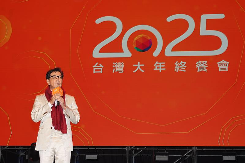 台灣大董事長蔡明忠於「2025台灣大年終餐會」開場致詞中表示,2025年是台灣大哥大「Telco+Tech 」策略開花結果的關鍵年,期許同仁在2026年加速期持續進化,成為AI的主人。