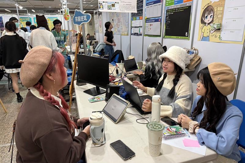 南大數位系畢業專題成果展現場互動熱絡，學生與參觀者進行交流討論。