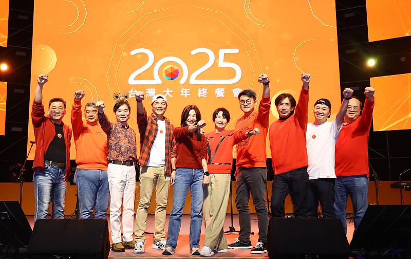 「2025台灣大年終餐會」開場由總經理林之晨領軍經營團隊登台演唱《再出發》與《離開地球表面》,瞬間點燃全場氣氛。