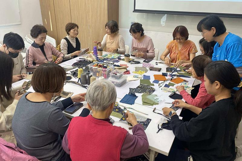 南大青銀學員圍坐縫製作品，在專注的縫紉時光中共享手作的溫度。
