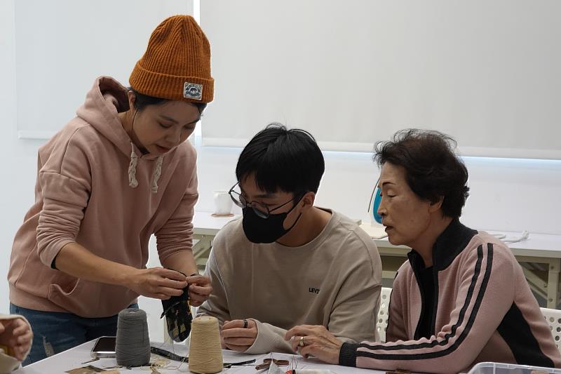 南大「織事集」以實作為媒介，展現教學相長與世代之間的互助合作。