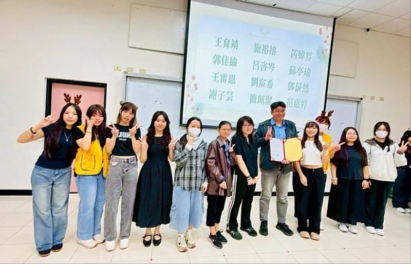 義大醫院頒發12小時服務證書與獎項，肯定學生在義大擔任醫療志工的投入與成長。