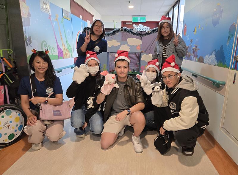 文藻外語大學教授團隊帶領學生，將課堂所學帶進醫療場域第一線，以戲劇、音樂與語言陪伴病童。