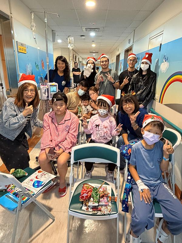 文藻外大師生以雙語手偶劇走進病房，溫馨陪伴病童。