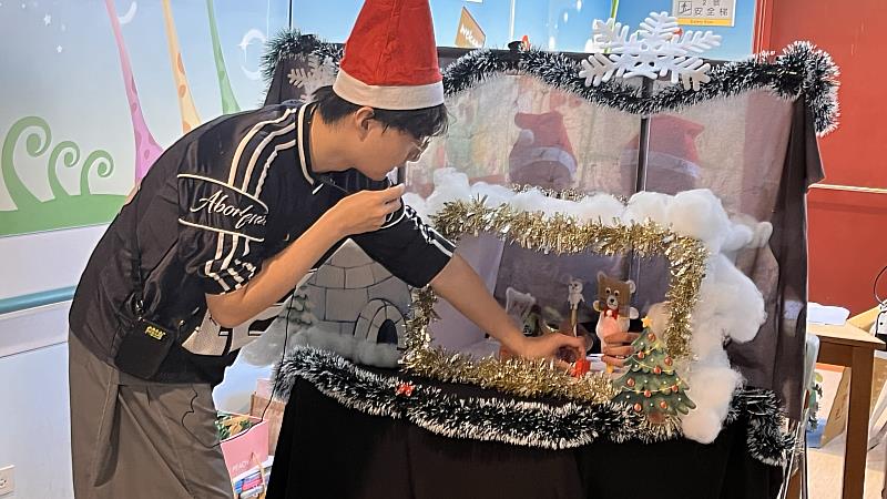 文藻師生精心編排雙語手偶劇與聖誕歌謠，為住院病童與家屬送上滿滿的祝福。