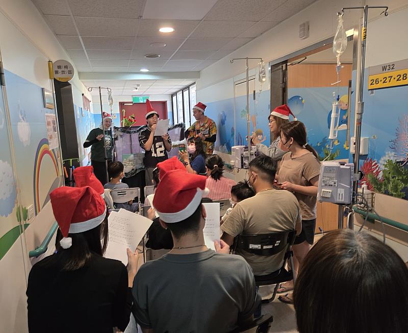 文藻外大將愛送進病房 雙語手偶劇為病童祝福