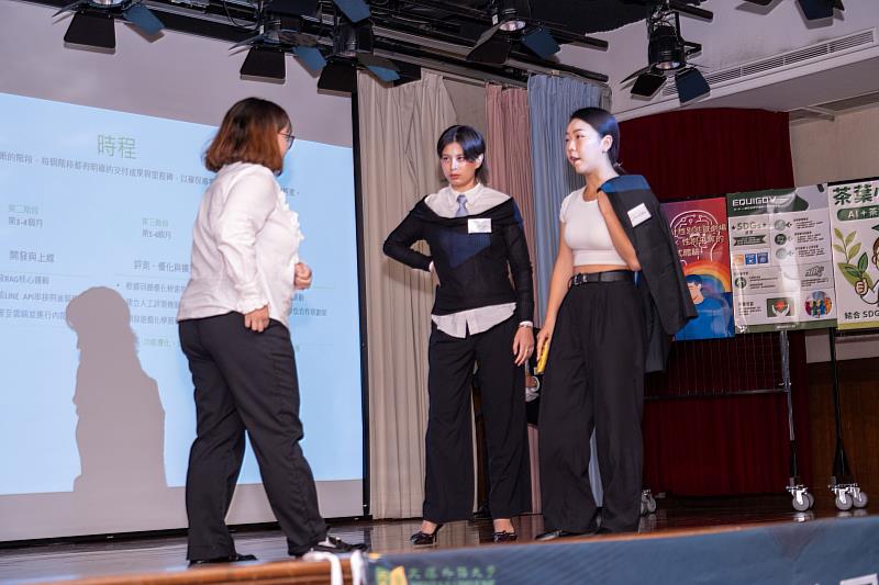 「Building bridges not walls」小隊短劇場演出。