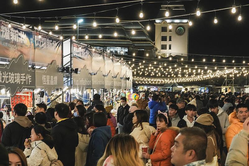 「閃耀新北1314跨河煙火」集結超過50家餐車、市集攤位,讓民眾在煙火綻放前,一邊漫步河岸、一邊品嚐美食。