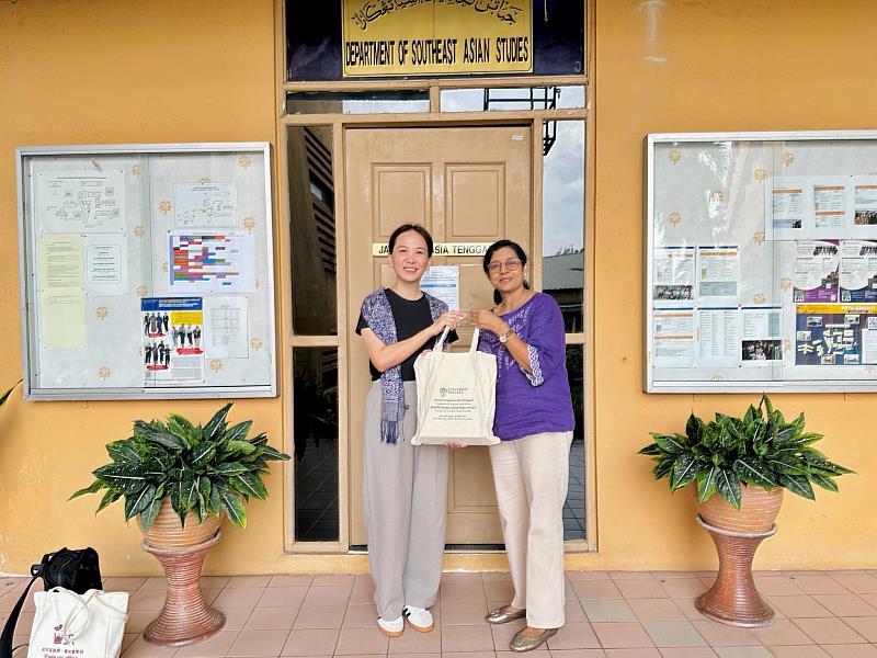 文藻團隊拜訪馬來西亞吉隆坡馬來亞大學，雙方互贈紀念品。
