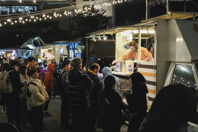 「閃耀新北1314跨河煙火」於12月31日活動當天，在淡水與八里兩地同步推出主題市集，邀請民眾從美食暖身，提前感受跨年熱鬧氛圍。