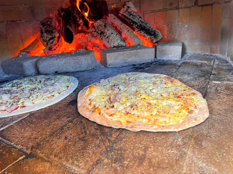 市集匯集多元異國美食與特色餐點。