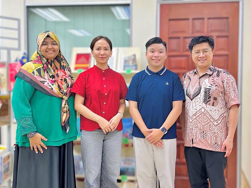 文藻東南亞學系團隊與馬來西亞國際伊斯蘭大學政治系團隊合影。