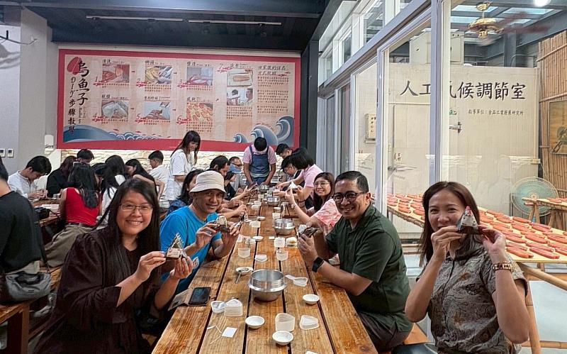 國際學者走訪高雄，參訪烏魚子觀光工廠。