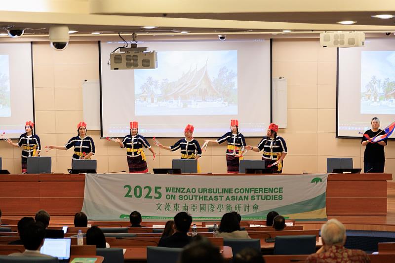 文藻外大東南亞學系學生進行開幕式迎賓舞蹈表演。