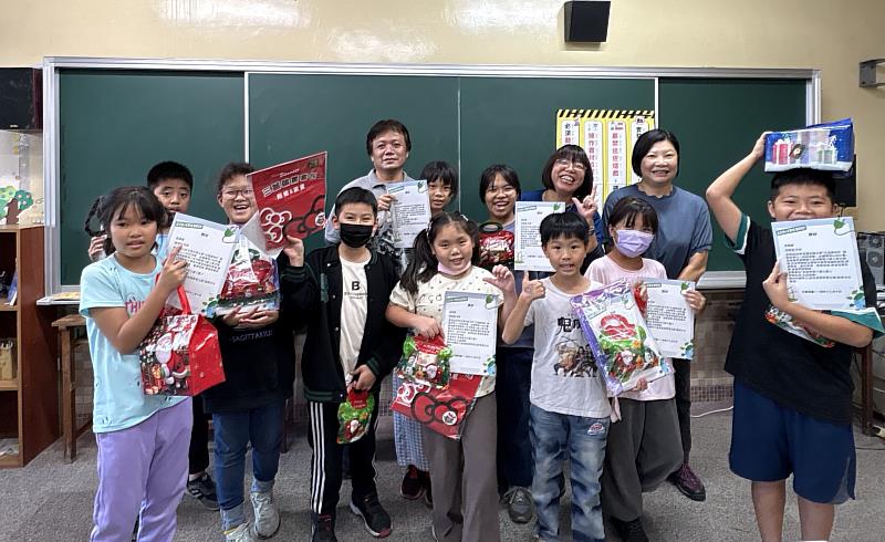 文藻外語大學社會責任USR計畫「文藻螺絲釘．鏈結世界心－科技送暖、永續傳情」團隊，前往高雄蚵寮國小舉辦期末慶賀活動。