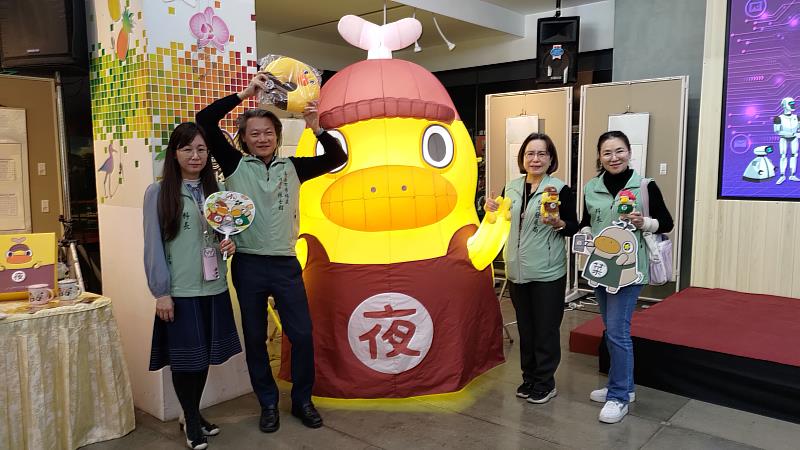 與呆萌草根系偶像夜奇鴨合照。